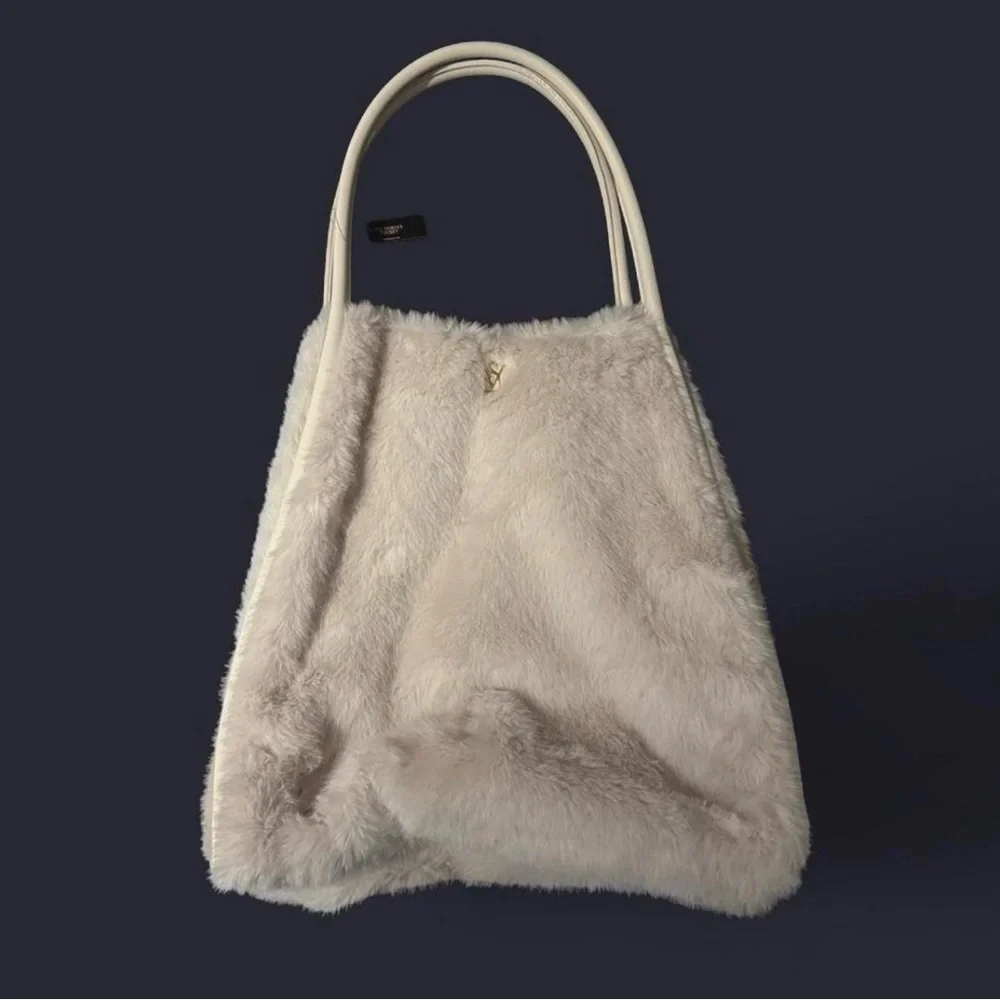 NWT Victoria's Secret Cream Faux Fur Hobo Bag - Picture 1 of 3